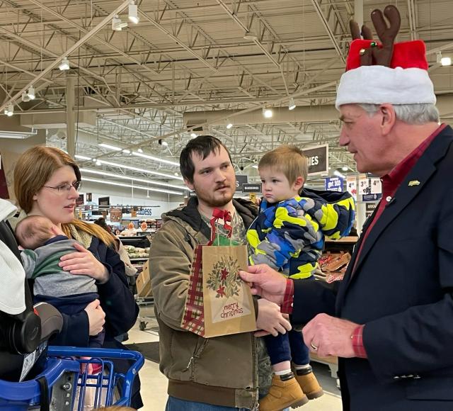 Meijer Spreads Holiday Cheer With Gift Card Donations Progressive Grocer