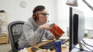 gamer eating