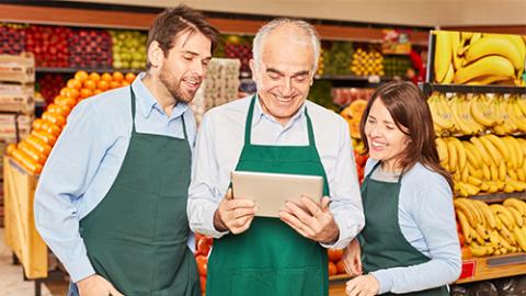 Increase Retail Revenue in 2020: 3 Employee-Engaging Strategies to Enhance the Customer Experience