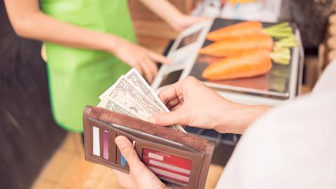 Why Going Cashless Isn’t a Viable Option for Grocers