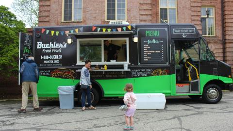 Ohio Independent Grocer Takes Foodservice to the Community