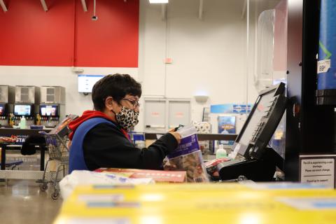 Hourly Wages Edge Up as Staffing Woes Continue