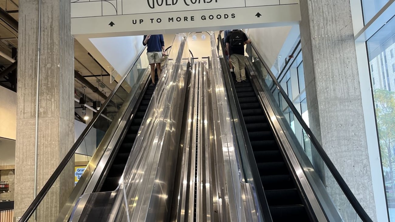 AG chicago escalator