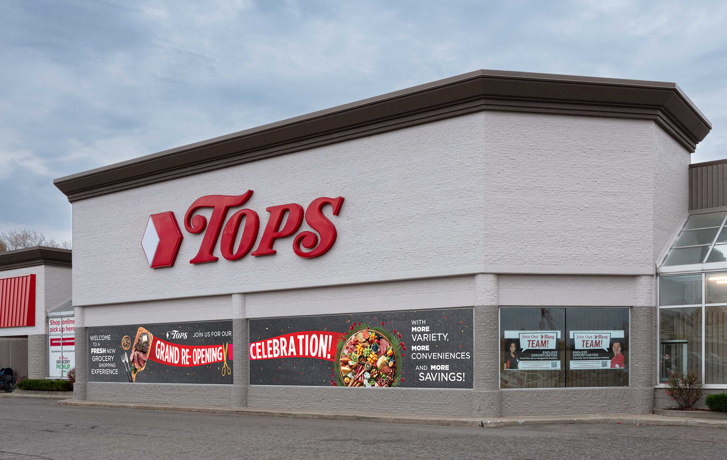 Tops 214 Exterior Main Image