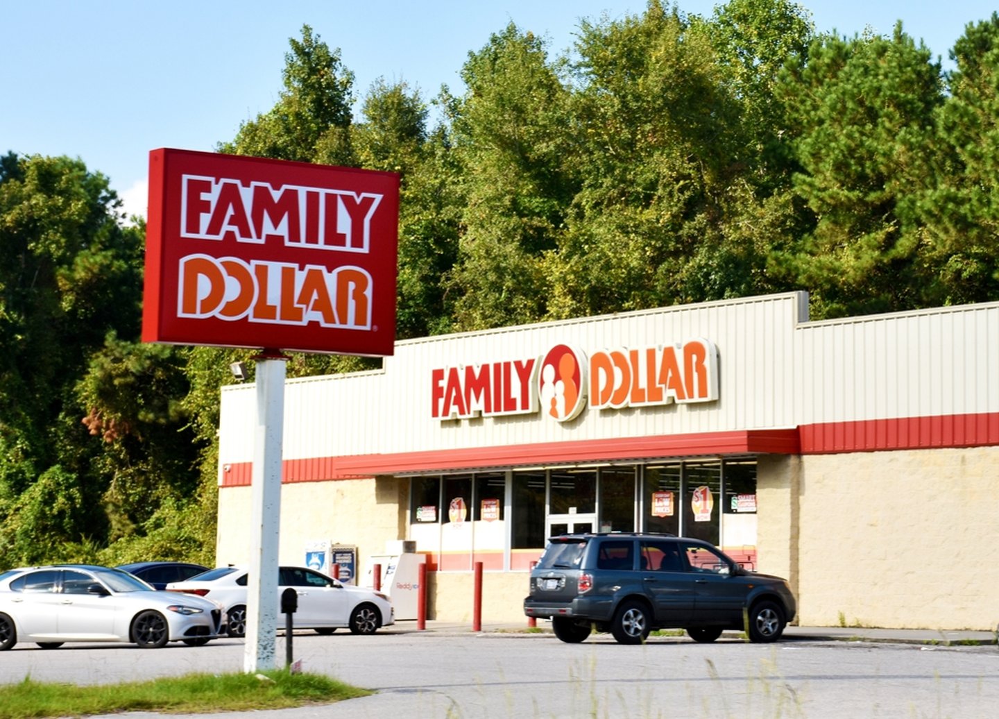 Family Dollar Reigelwood NC Main Image