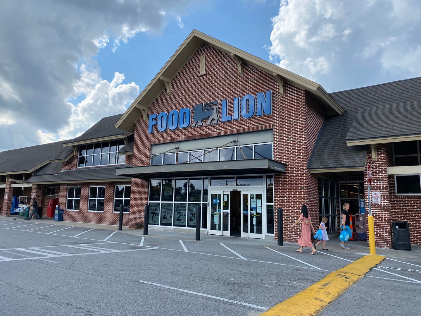 Richmond Hill, Georgia|United States-Aug 23 2021 :Facade of food lion supermarket located at Richmond Hill, Georgia.Food Lion is an American grocery store chain headquartered in Salisbury, NC.; Shutterstock ID 2029760192