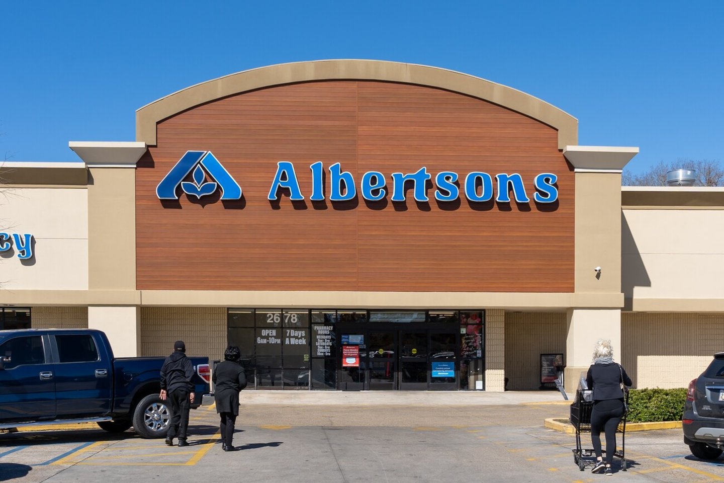 Lafayette, LA, USA - February 13, 2022: An Albertsons supermarket store in Lafayette, LA, USA. Albertsons Companies, Inc. is an American grocery company. ; Shutterstock ID 2205164859